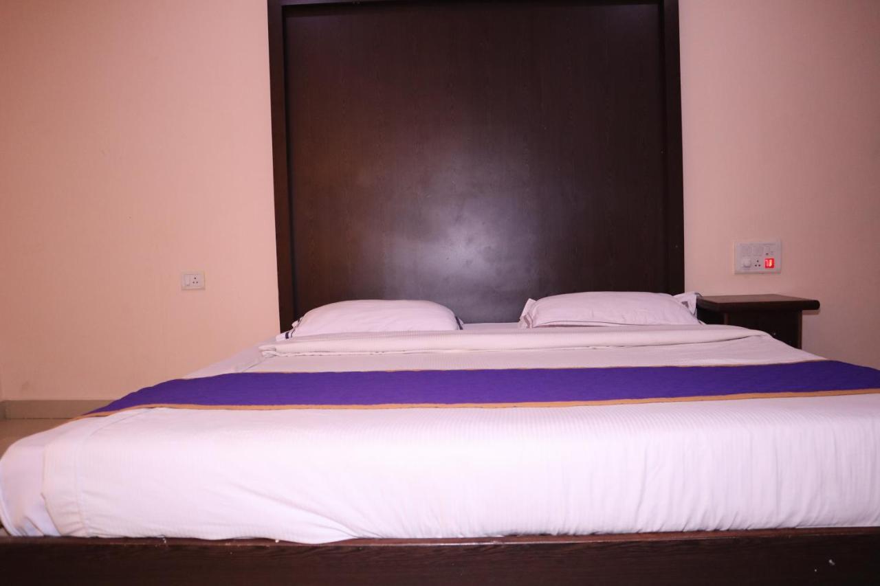 Smilestay Bns Lodge Bangalore Bagian luar foto
